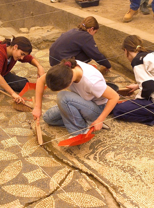 Journées Européennes du Patrimoine : Enfants qui participent à un atelier achéologie