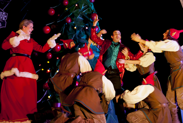 La Mère Noël et les elfes