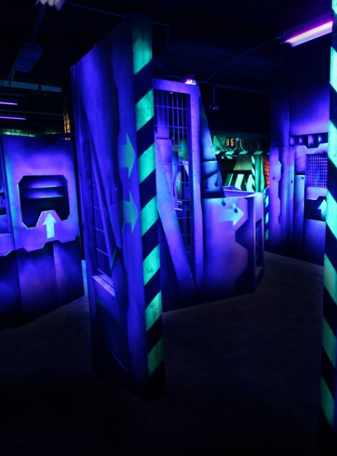 Megazone : Labyrinthe de laser game obscur et fluorescent