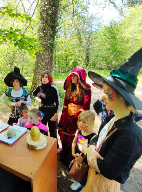 Femmes et enfant déguisées en sorcières