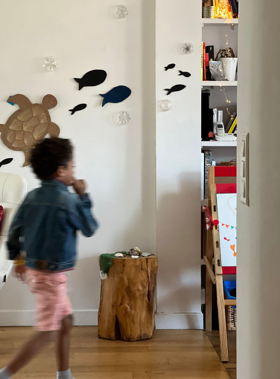 Ce Jour : Un enfant s'exerçant au ballet des poissons