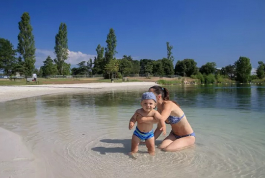 La Ramée Plage : bébé dans l'eau
