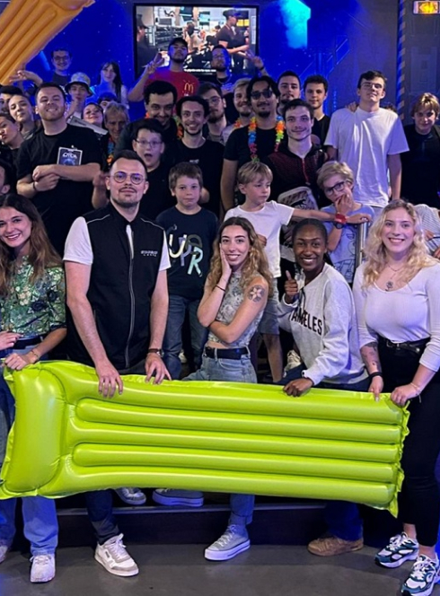 Starship Laser : Des jeunes et des enfants après une partie de laser game