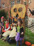Douai fête Halloween : Des enfants déguisées dans les jardins d'un musée décoré