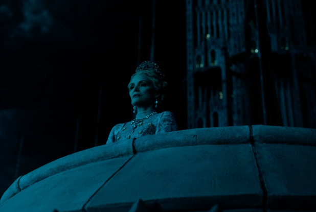 Maléfique 2 : Le Pouvoir du Mal - Michelle Pfeiffer sur les toits