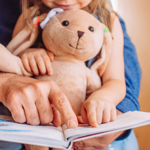 Lecture parent enfant avec un doudou