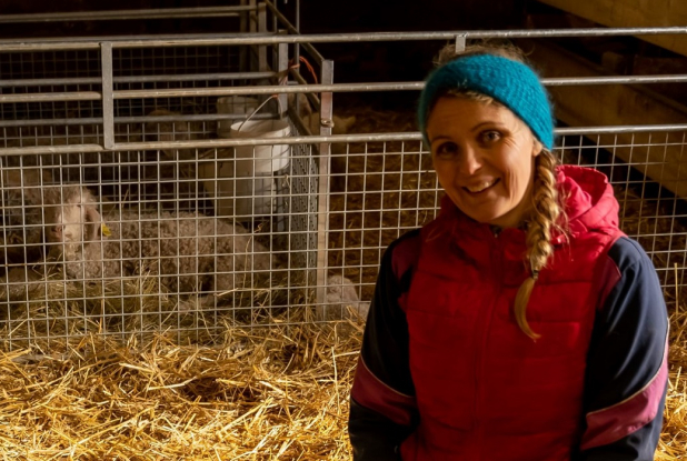Visite d'un élevage de chèvres angora : Éleveuse
