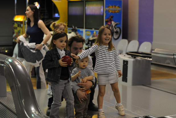 Bowling enfants tete dans les nuages