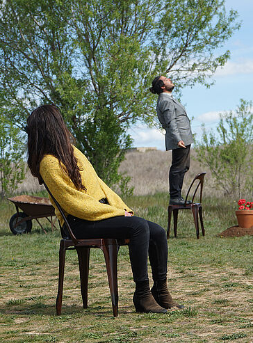 La fille suspendue - face au ciel