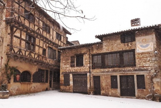 Pérouges, cité médiévale en hiver