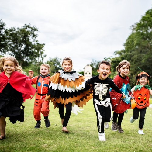 Ville de Lille : Des enfants déguisés courent dans un parc