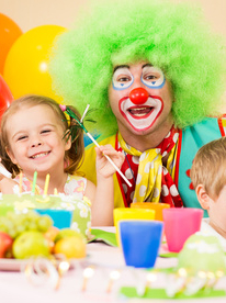 Anniversaire à domicile avec un clown