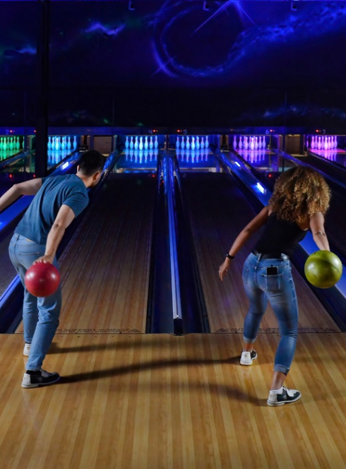 Laser Bowling Antibes : Deux joueurs s'apprêtent à lancer une boule sur une piste de bowling