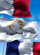 Week-end olympique : drapeaux français et celui des Jeux Olympiques 2024