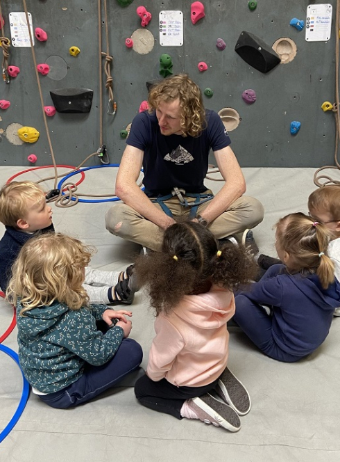 Climb Up Lille Villeneuve d'Ascq : Des enfants avec un moniteur d'escalade