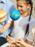 Enfants faisant un atelier d'astronomie