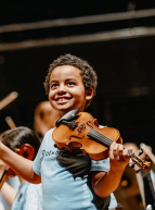 Philharmonie de Paris : petit garçon un violon dans les mains