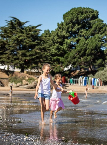 Enfants sur la plage du Cormier à Pornic