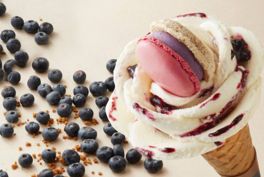 Amorino : glace au cheesecake myrtilles