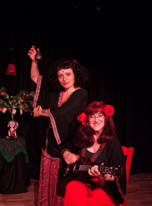 Chante pour moi Merbouha : Deux musiciennes gitanes sur scène