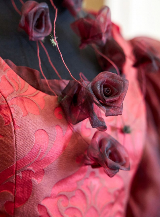 Costumer le siècle des Lumières - robe rouge