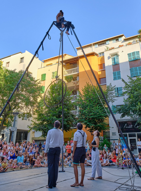 Festival Rue(z) & Vous : Des artistes de rue sur un agrès en hauteur