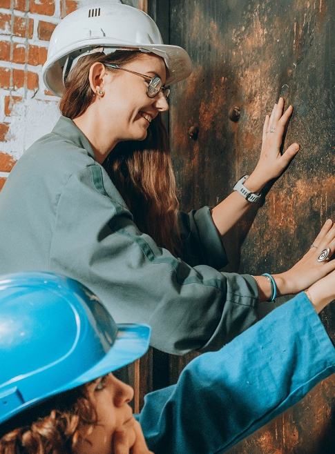 Imaginarium Game : Deux jeunes filles avec un casque cherchent une sortie contre une paroi