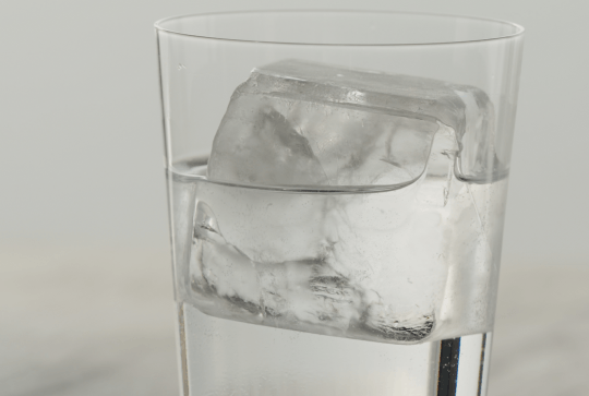 Verre d'eau avec glaçon