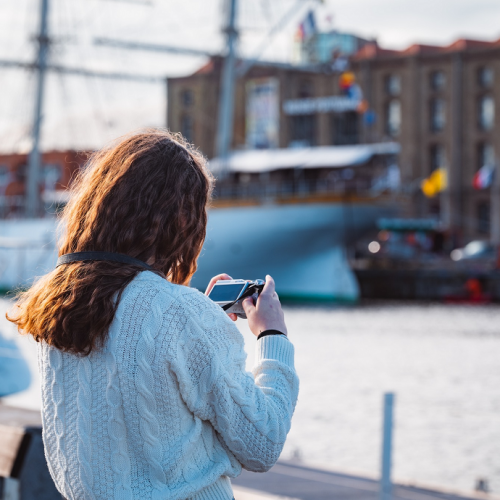 Musée maritime & portuaire Dunkerque : Une adolescente prend des photos