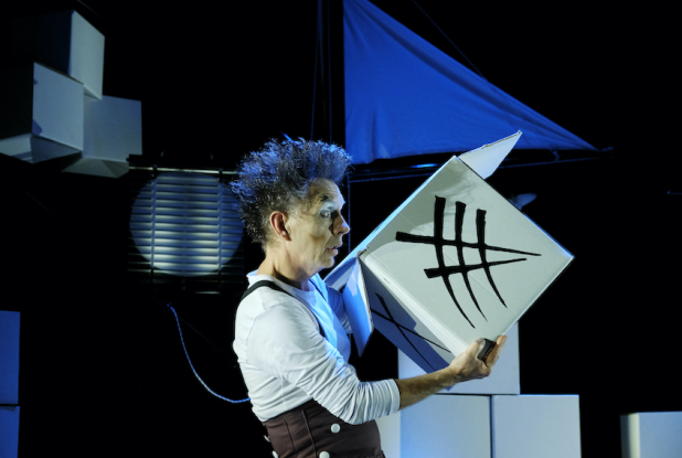 Prélude en bleu majeur : cube peint