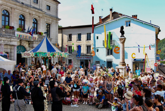 Idéklic : Une foule d'enfants et de parents assiste à une représentation musicale en plein air