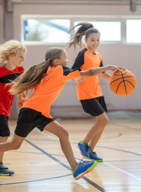 Lille Basket : Un groupe d'enfants jouent au basket