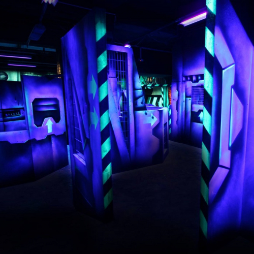 Megazone : Labyrinthe de laser game obscur et fluorescent