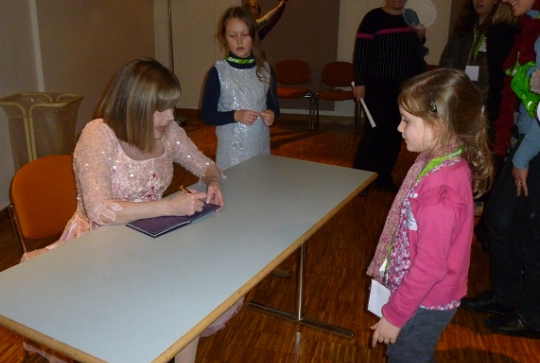 Chantal Goya rencontre les enfants de CitizenKid pour la Planète merveilleuse