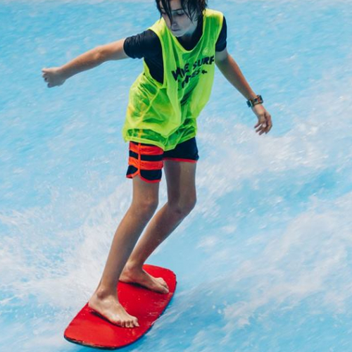 Wave Surf Café - Enfant sur un surf