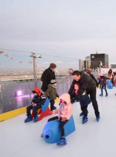 Patinoire sur le Toit de la Grande Arche de la Défense en famille