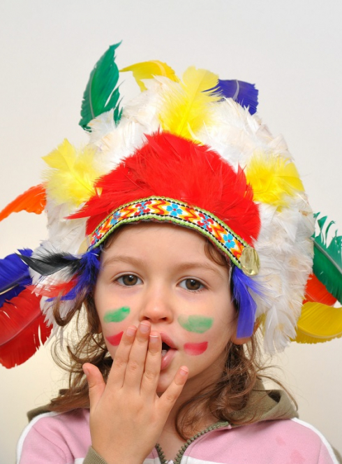 Adobe Stock - Petite fille déguisée en indienne