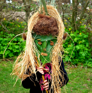 Un enfant découvre son masque végétal !