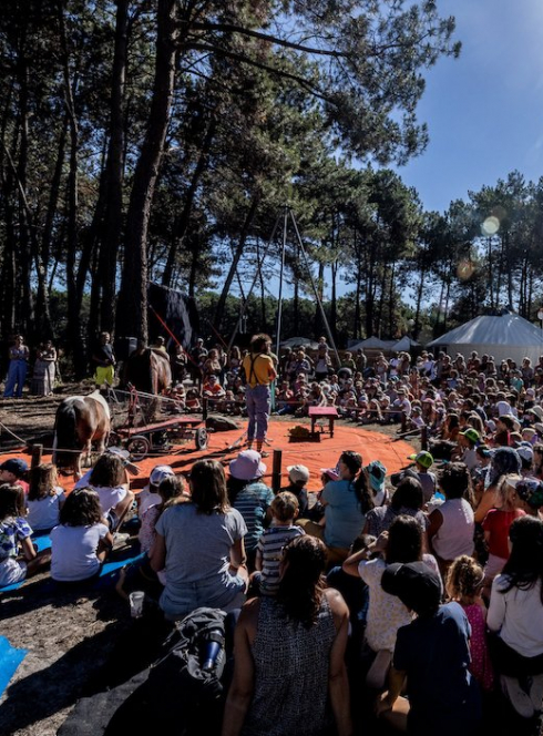 Festival Teste à Têtes : enfants face à un spectacle Azul Bangor