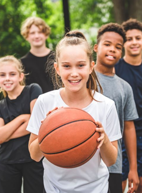 Cinq enfants qui jouent au basket