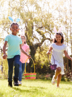 Photo de Cinq enfants chassant les œufs de Pâques