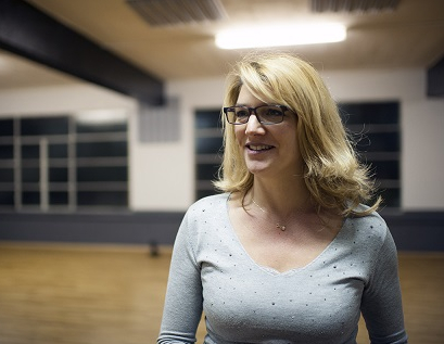 Chloé dans la salle de cours de danse