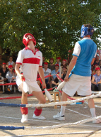 Moulins dimanche : Spectacle de jonglerie en costumes de boxeur