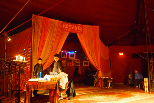 Voleurs de poules - cirque Romanés - chapiteau