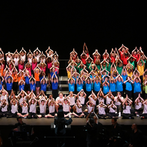 Le Coq et l'Arlequin : chœur d'enfants sur scène