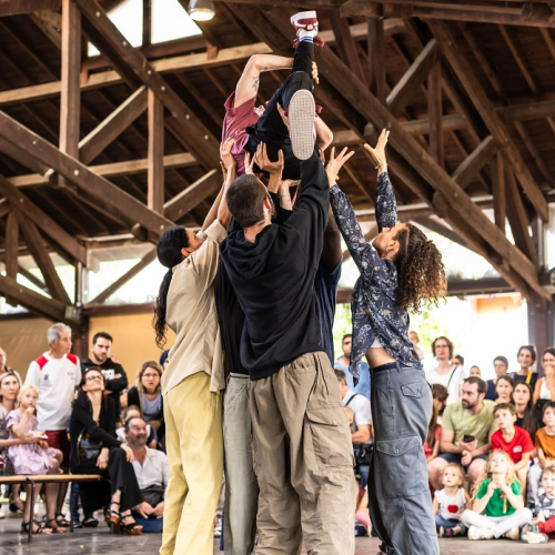 Festival Karavel : Des danseurs devanat un par terre d'enfants et de parents