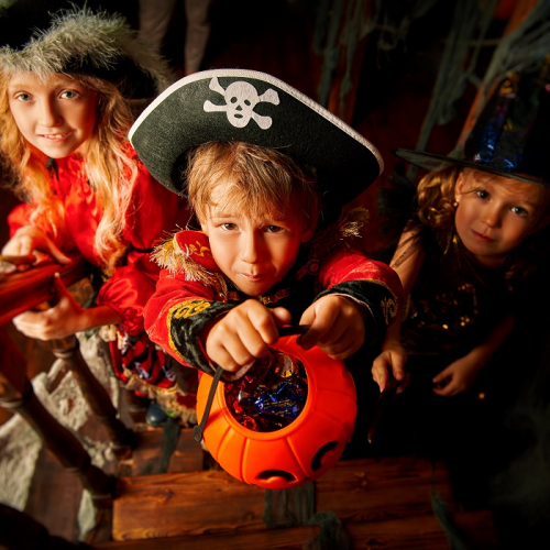 Quiz Room fête Halloween : Des enfants déguisés en petits pirates