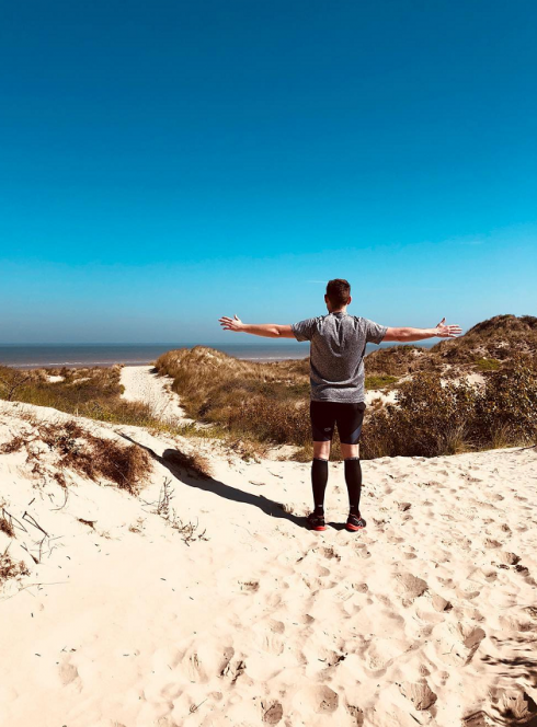Plage de Bray-Dunes : Un jeune homme face à la mer