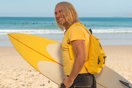 Brice de Nice : Le surfer sur la plage