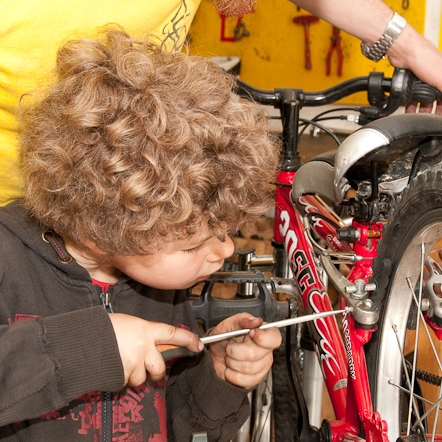 Les petites mains dans le cambouis